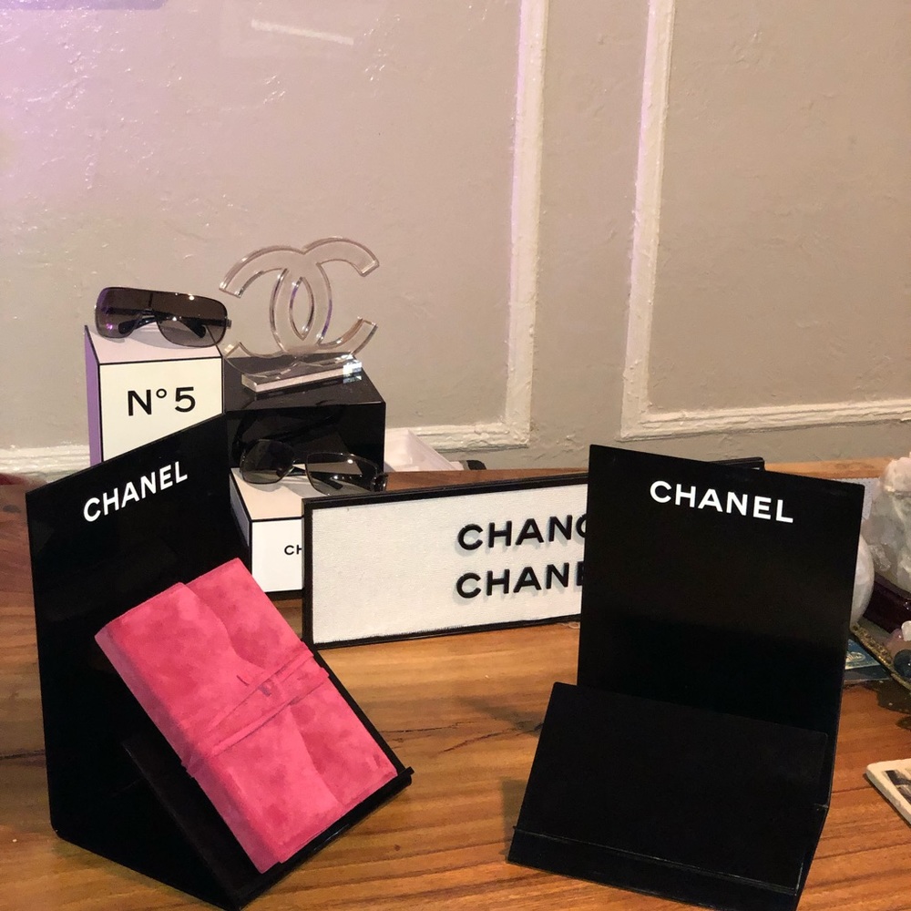 CHANEL VANITY ACCESSORY STAND